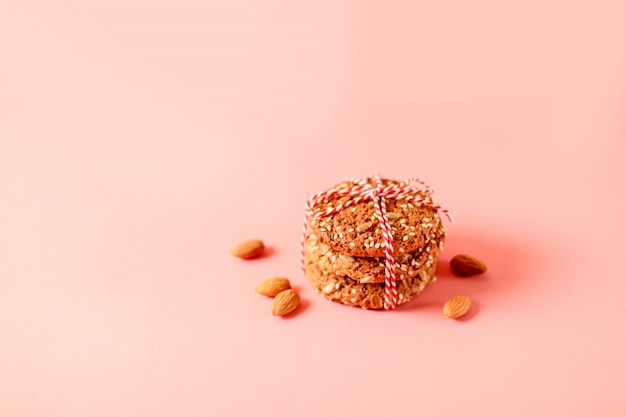 Galletas de harina de avena frescas en fondo rosado con el espacio de la copia, visión superior.