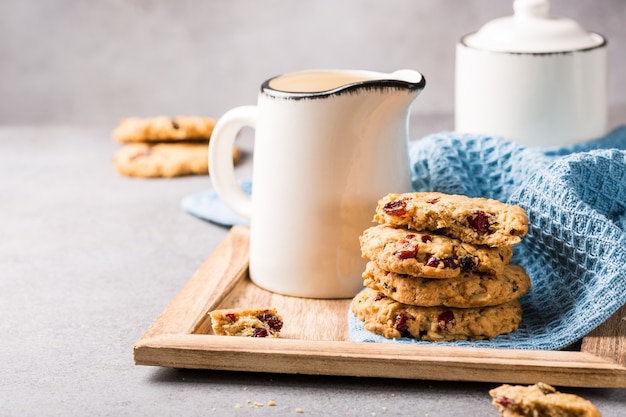 Galletas de harina de avena con pasas y arándanos