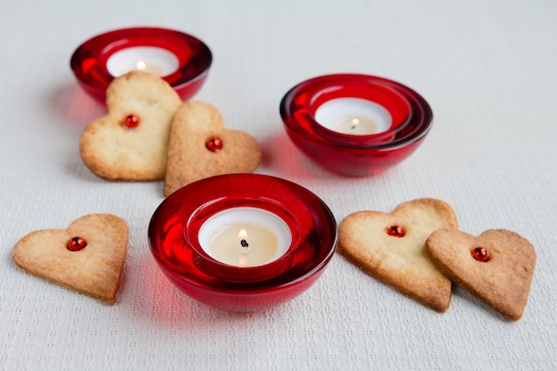 Galletas hechas a mano con forma de corazón para el día de San Valentín.