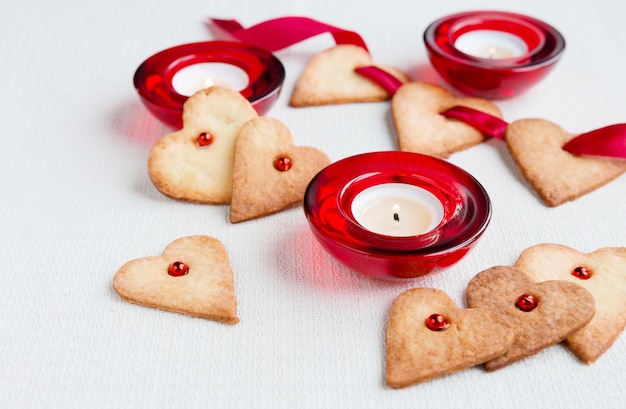 Galletas hechas a mano con forma de corazón para el día de San Valentín.