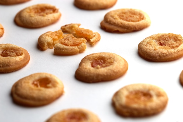 galletas hechas a mano con mermelada de albaricoque dispuestas en filas pares