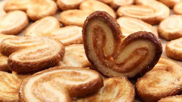 Galletas de hojaldre frescas de palma en forma de corazón. Repostería clásica francesa. Oreja de cerdo, galletas de oreja de elefante, corazones franceses.