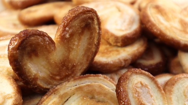 Galletas de hojaldre frescas de palma en forma de corazón. Repostería clásica francesa. Oreja de cerdo, galletas de oreja de elefante, corazones franceses.