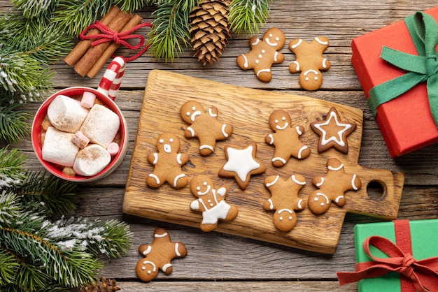 Galletas de hombre de jengibre y una taza con malvavisco