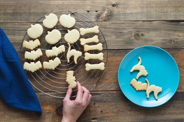 Galletas horneadas a mano para Halloween. Galletas de diferentes formas. Copie el espacio. Vista superior.