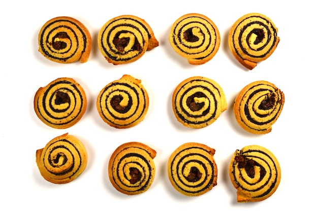 Galletas horneadas con pasas y semillas de amapola aisladas sobre fondo blanco.