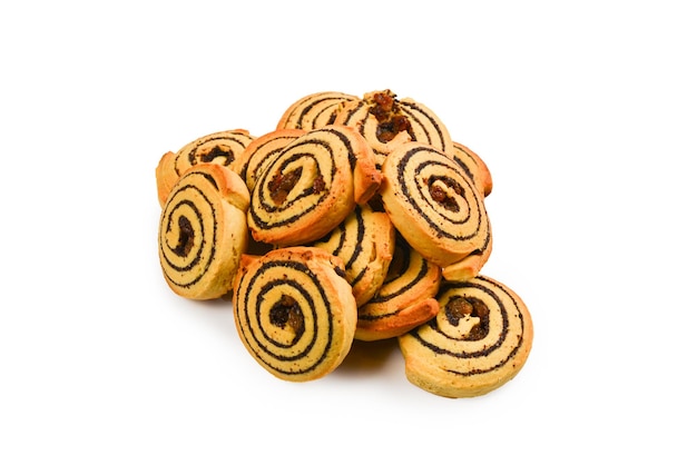 Galletas horneadas con pasas y semillas de amapola aislado sobre fondo blanco.