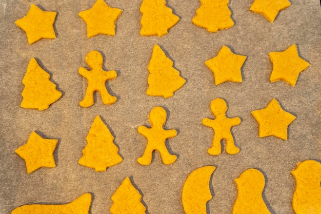 Foto galletas sin hornear en una bandeja para hornear del horno