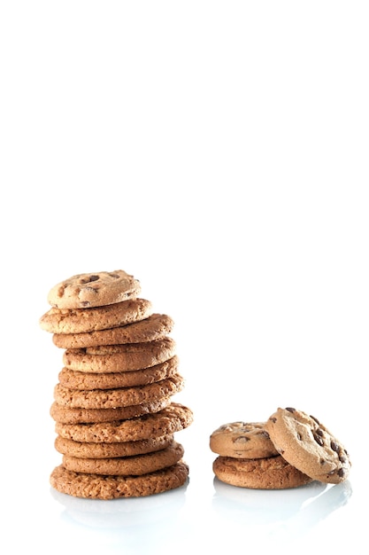 Galletas integrales con cable caseras con avena, lino y semillas de sésamo y galletas tradicionales con chispas de chocolate sobre un fondo blanco. Concepto de comida vegana saludable.