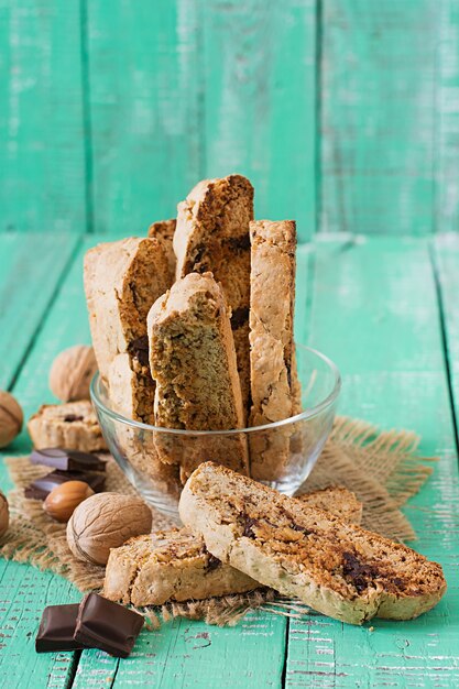 Galletas italianas con nueces y chispas de chocolate