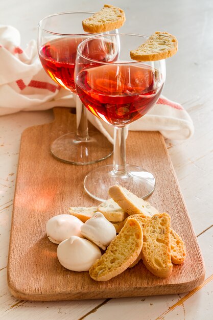 Galletas italianas tradicionales servidas con vino.