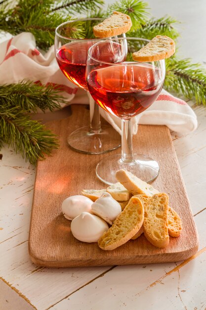 Galletas italianas tradicionales servidas con vino.