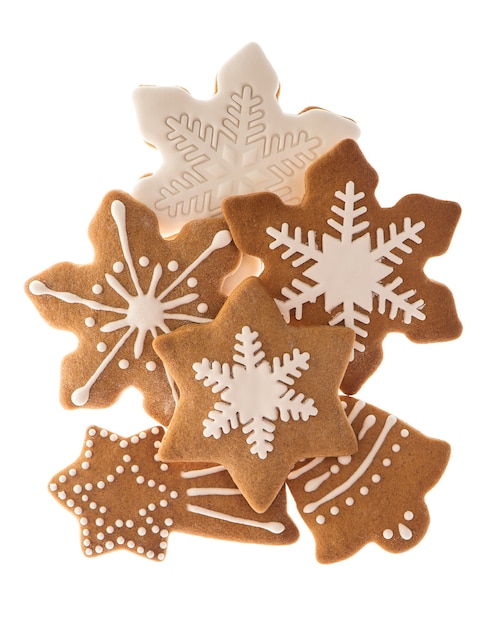 Galletas de jengibre aisladas sobre fondo blanco. comida dulce tradicional navideña