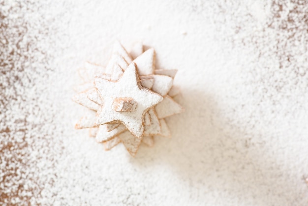 Galletas de jengibre caseras árboles de Navidad decorados con azúcar en polvo