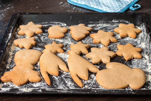 Galletas de jengibre caseras. Concepto de navidad