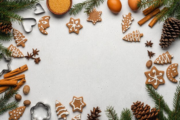 Galletas de jengibre caseras decoradas Dulces festivos en la vista superior de fondo gris