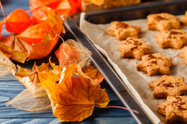 Galletas de jengibre caseras de Halloween sobre fondo de madera