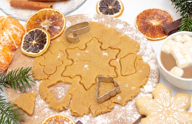 Galletas de jengibre caseras con ingredientes para hornear y cocina de Navidad