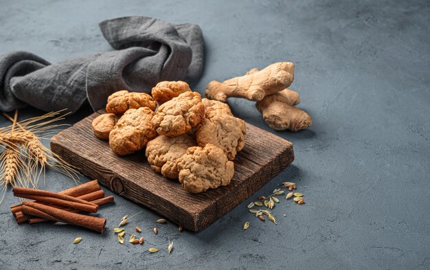 Galletas de jengibre caseras jengibre y canela sobre un fondo oscuro