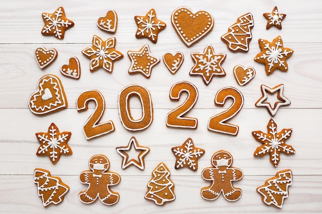 Galletas de jengibre caseras de mosaico navideño en forma de hombre enmascarado y números de año nuevo