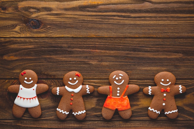 Galletas de jengibre caseras de Navidad y especias en la madera