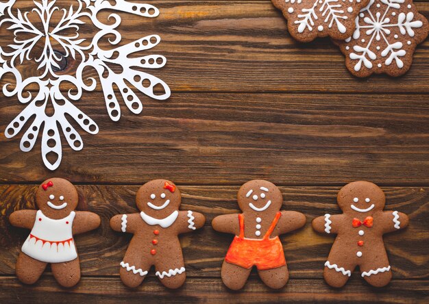 Galletas de jengibre caseras de Navidad y especias en la madera