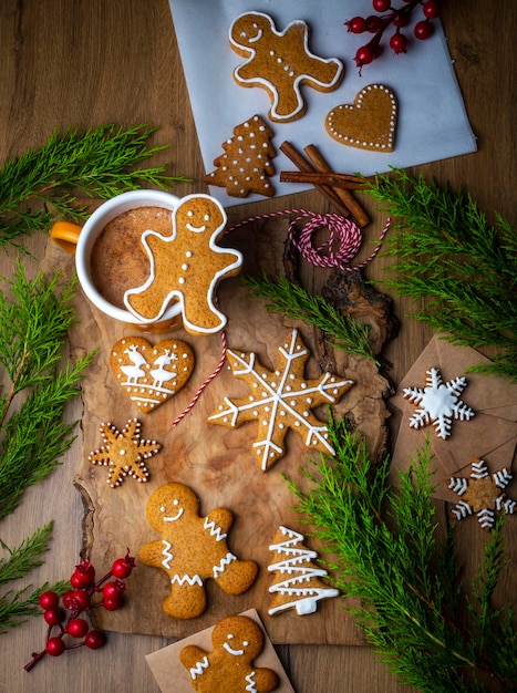 Galletas de jengibre caseras de Navidad, hombre de pan de jengibre en la mesa de madera