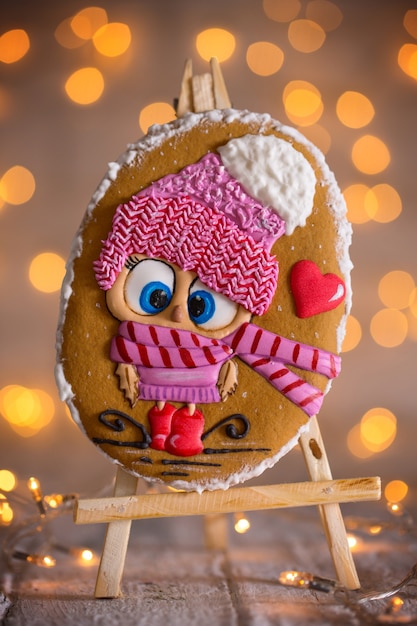 Galletas de jengibre caseras de Navidad en manos de los niños