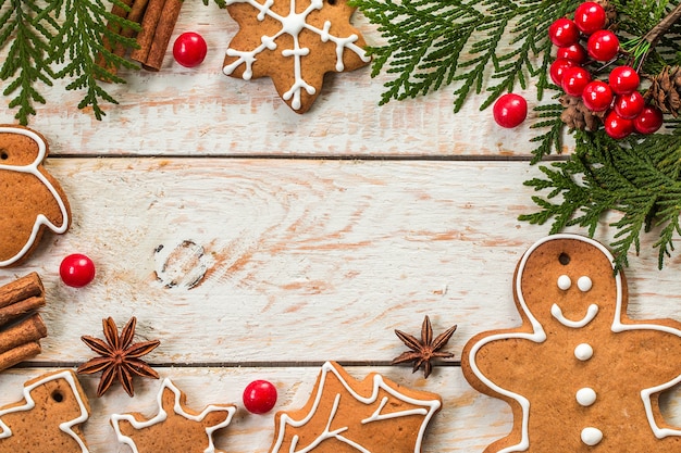 Galletas de jengibre caseras de Navidad en mesa con espacio de copia