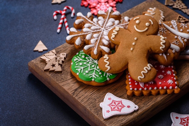 Galletas de jengibre caseras de Navidad en una mesa de hormigón oscuro