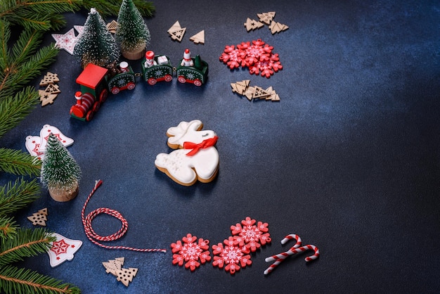 Galletas de jengibre caseras de Navidad en una mesa de hormigón oscuro