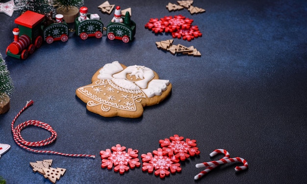 Galletas de jengibre caseras de Navidad en una mesa de hormigón oscuro