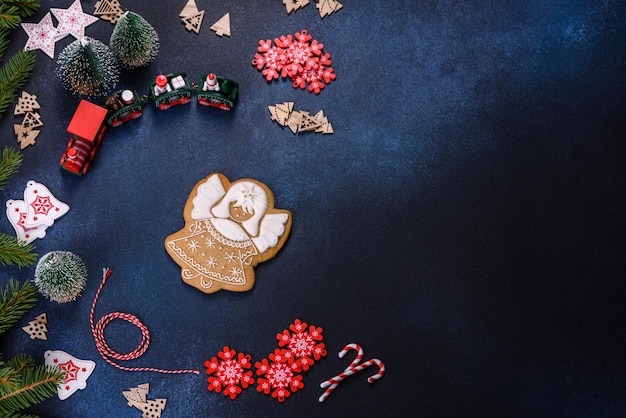 Galletas de jengibre caseras de Navidad en una mesa de hormigón oscuro