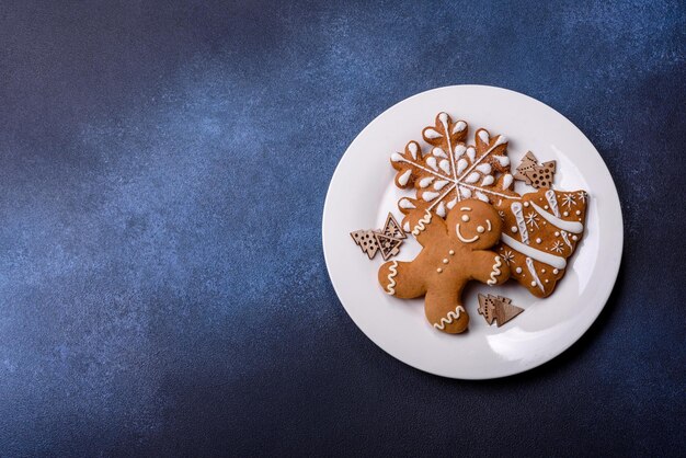 Galletas de jengibre caseras de Navidad en una mesa de hormigón oscuro