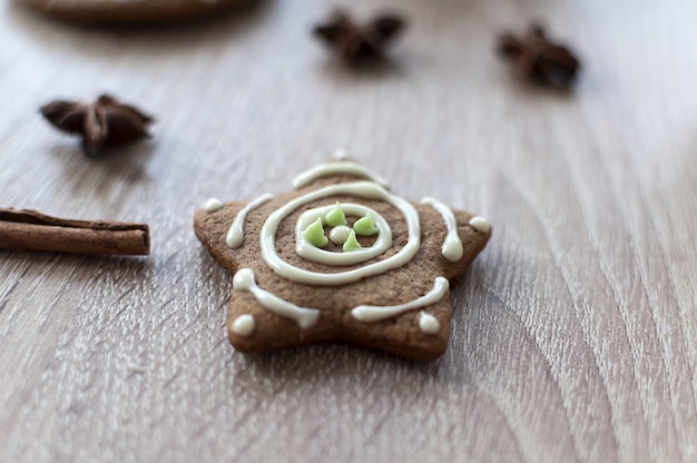 Galletas de jengibre caseras de Navidad en una mesa de madera