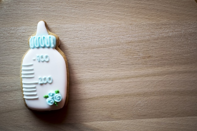 Galletas de jengibre caseras de Navidad en la mesa de madera