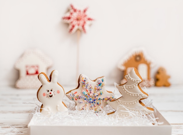 Galletas de jengibre caseras de Navidad en mesa de madera.