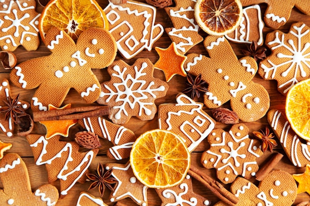 Galletas de jengibre caseras de Navidad sobre un fondo de madera