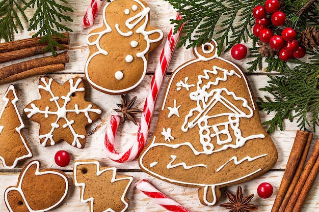 Galletas de jengibre caseras de Navidad sobre mesa