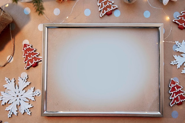 Galletas de jengibre caseras navideñas con marco de maqueta Galletas horneadas caseras y abeto Maqueta estética festiva Ambiente navideño Feliz Navidad y concepto de comodidad hogareña