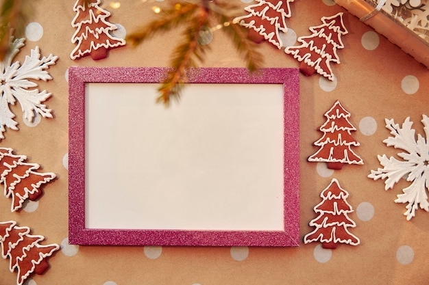 Galletas de jengibre caseras navideñas con marco de maqueta rosa Galletas horneadas caseras Tarjeta estética festiva Ambiente navideño Feliz Navidad y concepto de comodidad hogareña