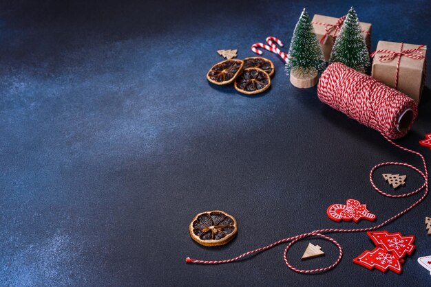 Galletas de jengibre caseras navideñas en una mesa de hormigón oscuro