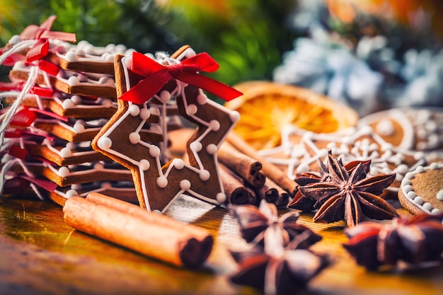 Galletas de jengibre caseras navideñas con varias decoraciones Cinta roja feliz navidad