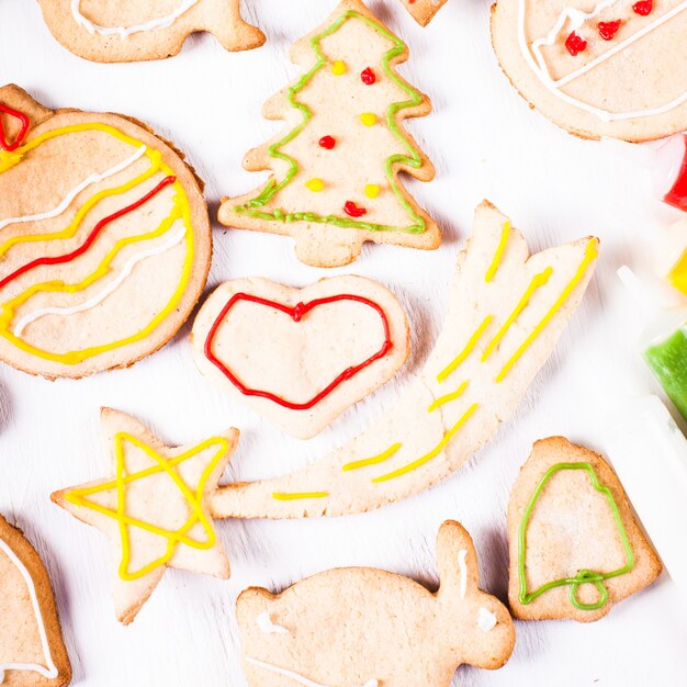 Galletas de jengibre de Chaldly en la mesa blanca