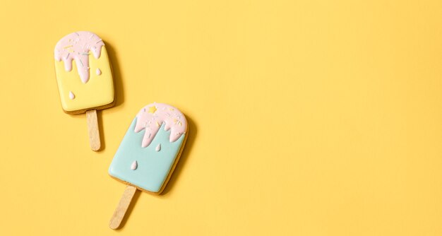 Galletas de jengibre de colores en forma de helado en un palo en esmalte.