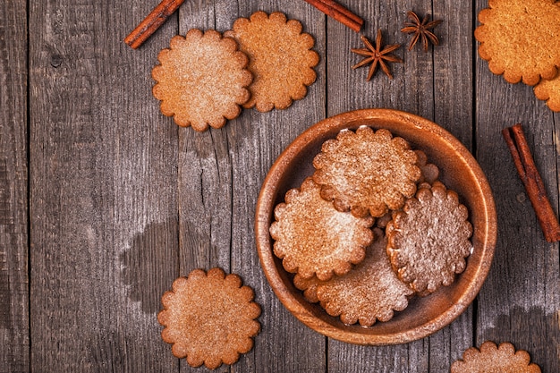 Galletas de jengibre cubiertas con azúcar en polvo