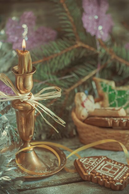 Galletas de jengibre y decoraciones navideñas