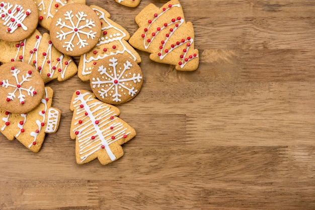 Galletas de jengibre decoradas de Navidad sobre fondo de madera