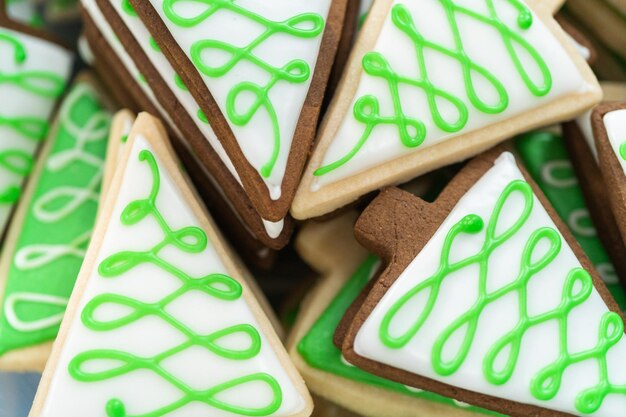 Galletas de jengibre decoradas con royal icing blanco.