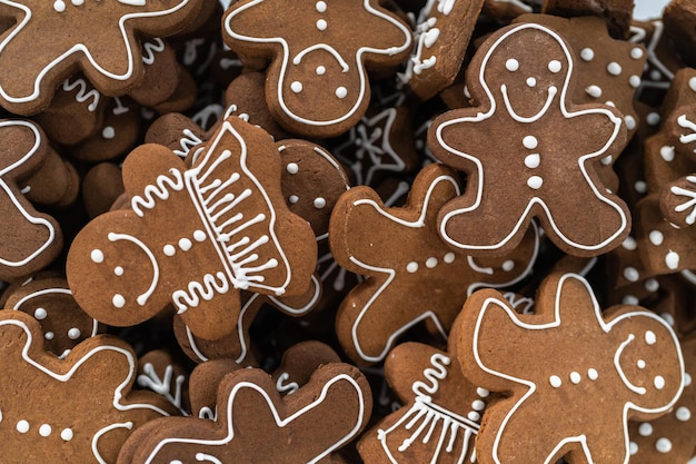 Galletas de jengibre decoradas con royal icing blanco.